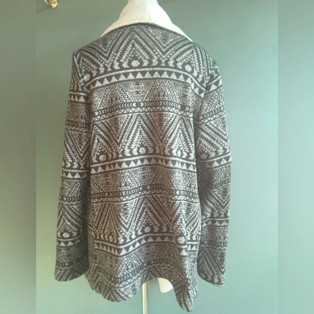Patterned Coat - Picture 3 of 4